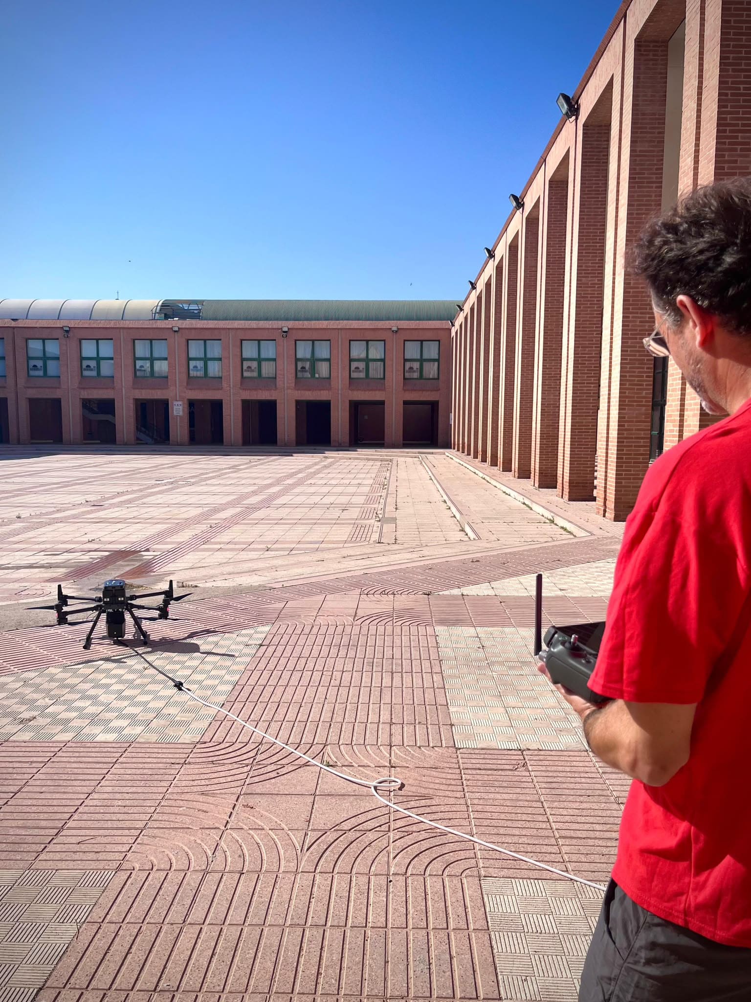 Demostración de limpieza con dron en una feria