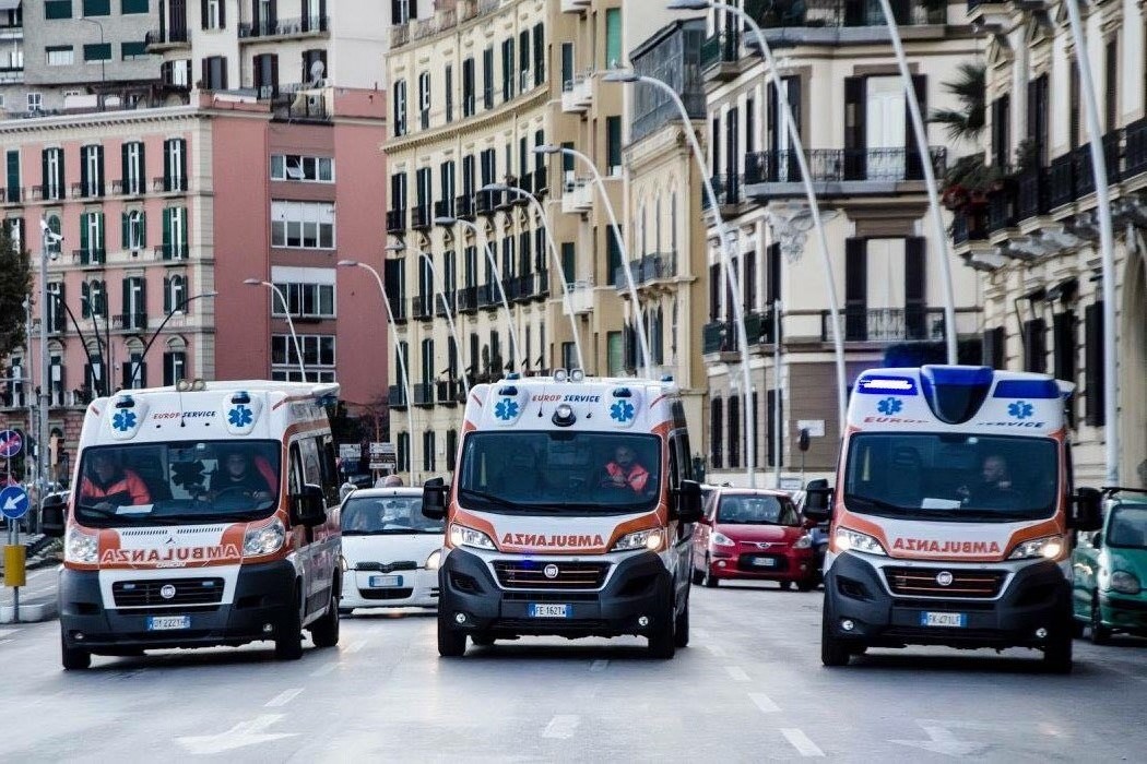 Tres ambulancias italianas circulando por una calle de Nápoles