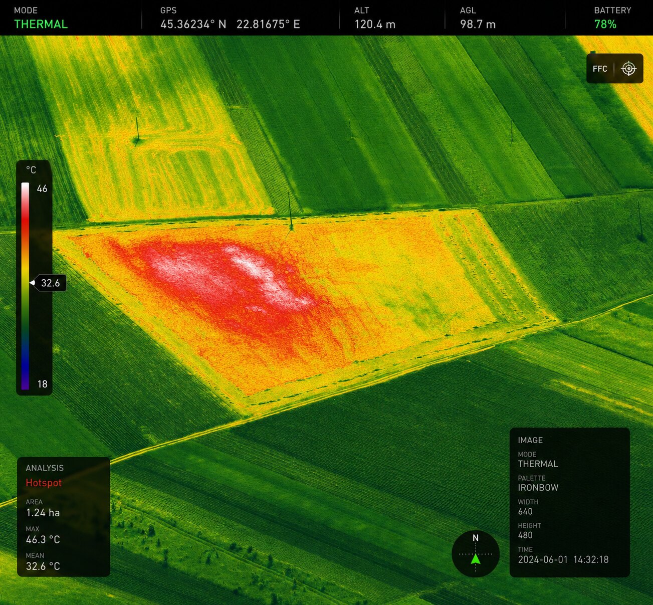 La misma parcela en imagen térmica, con un punto caliente marcado en rojo sobre el centro del campo