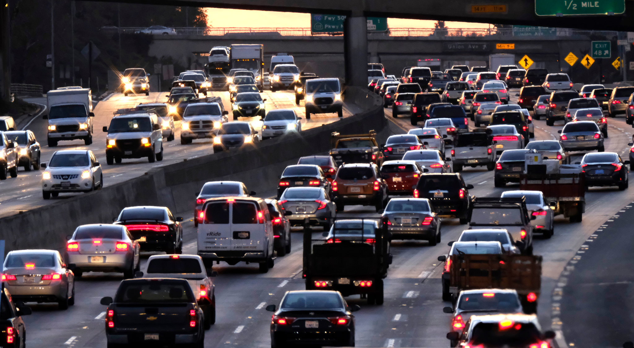 Atasco de tráfico en una autopista urbana a la hora punta